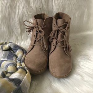 Wedge heeled boots 👢